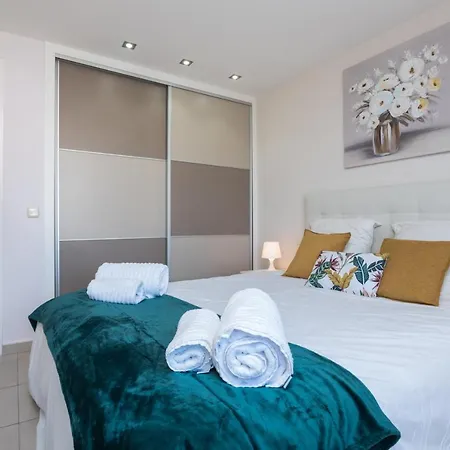 Apartment Modern 1 Bedroom , Centre, 250m Beach Iberest *